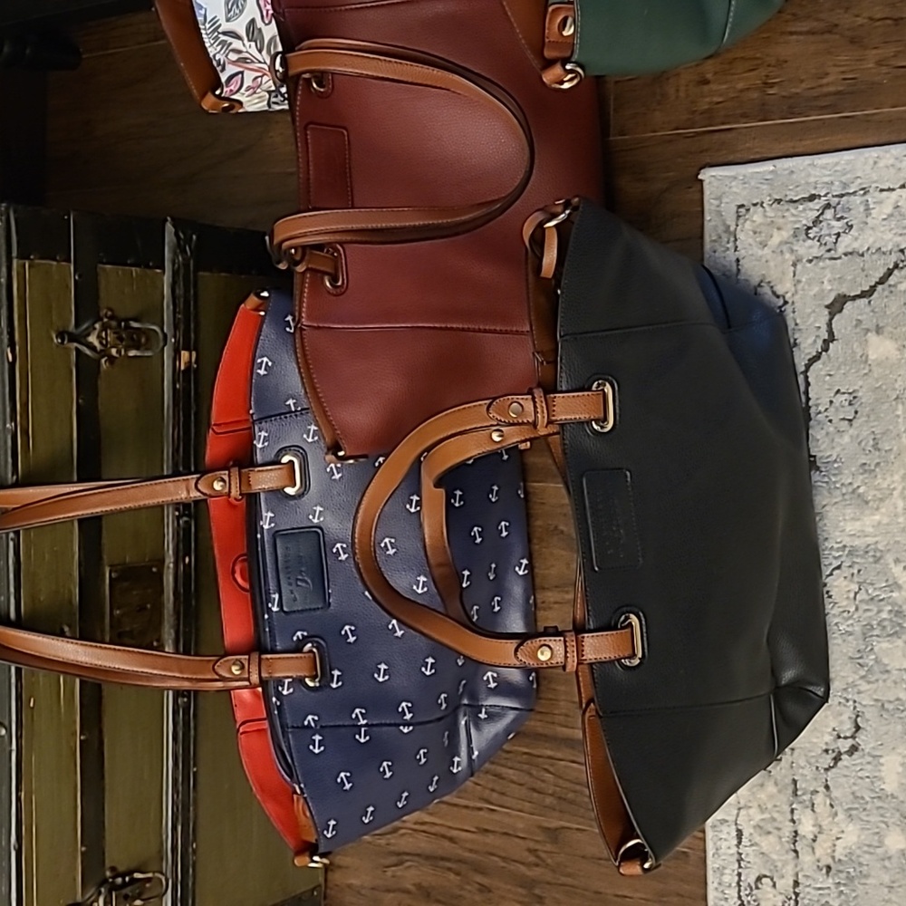 New condition vegan totes with attached coin purses and addtl matching bags - Picture 13 of 14